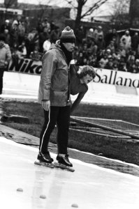 Ria Visser uitgeput na de 5 km, links trainer Louwmans, Bestanddeelnr 932-4576