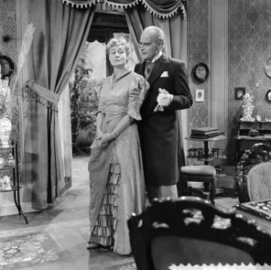 Rie Gilhuys (Hedda Gabler), rechts Lo van Hensbergen (Brack), Bestanddeelnr 910-4020