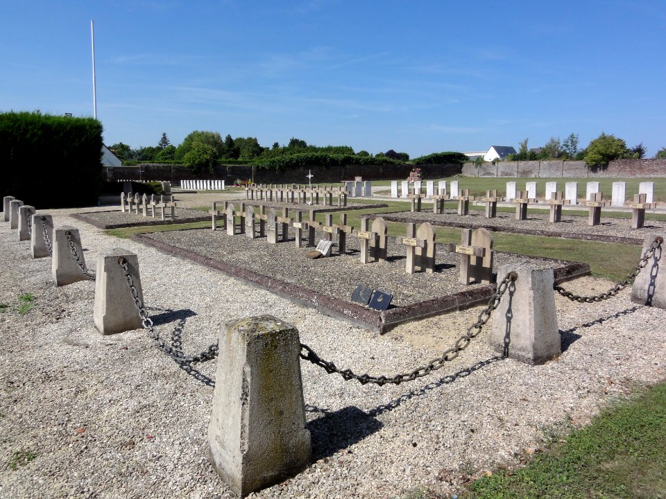 Ribemont (Aisne) cimetière, carré militaire 03