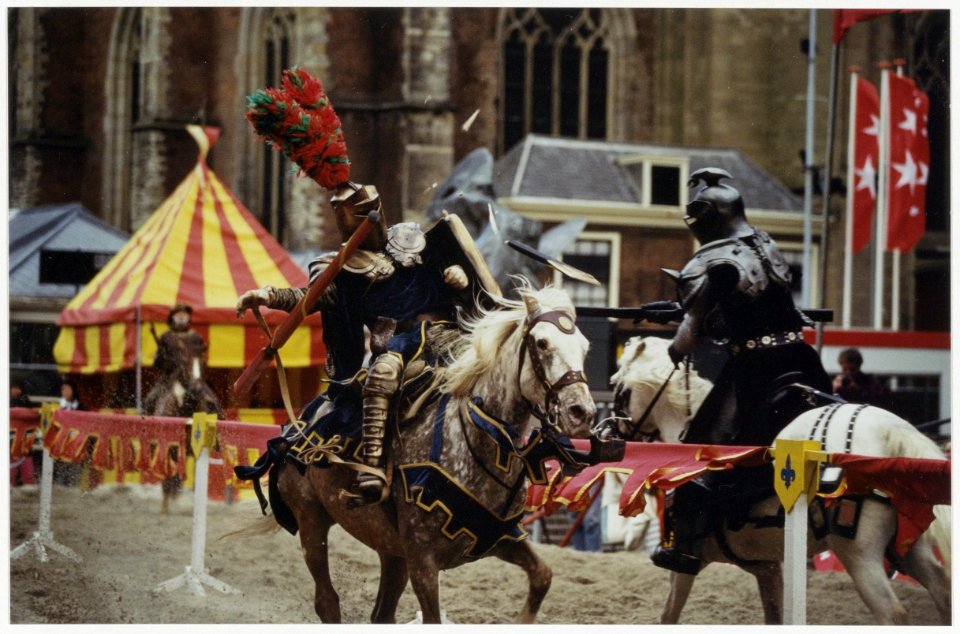 Riddertoernooi de de Grote Markt vanwege het 750-jarig bestaan van de stad