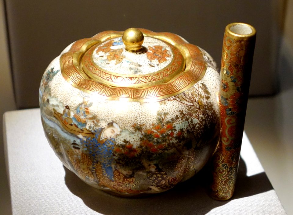 Ribbed Lidded Incense Jar, Japan (Kyoto), Seikozan workshop, undated, earthenware with overglaze and gold - Chazen Museum of Art - DSC02433