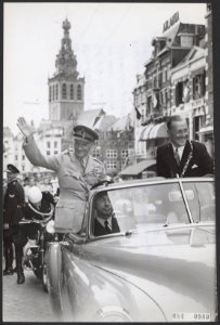 Rijtoeren, bevelhebbers, burgemeesters, Hustinx PL, Montgomery, Bernard, Bestanddeelnr 084-0980