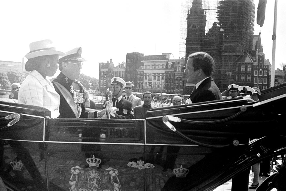 Rijtoer van Centraal Station naar het Paleis op de Dam calèche met prins Bernha, Bestanddeelnr 923-5648