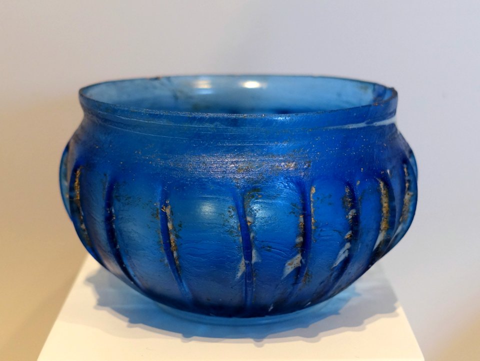 Ribbed Bowl, Roman, 50 BC to 50 AD, free-blown blue glass - Arthur M. Sackler Museum, Harvard University - DSC01476