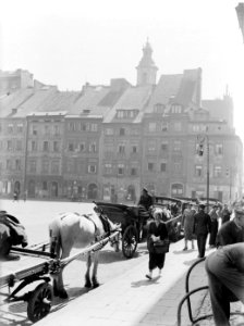 Rijtuigen langs de stoep op de Oude Markt van Warschau, Bestanddeelnr 190-0042
