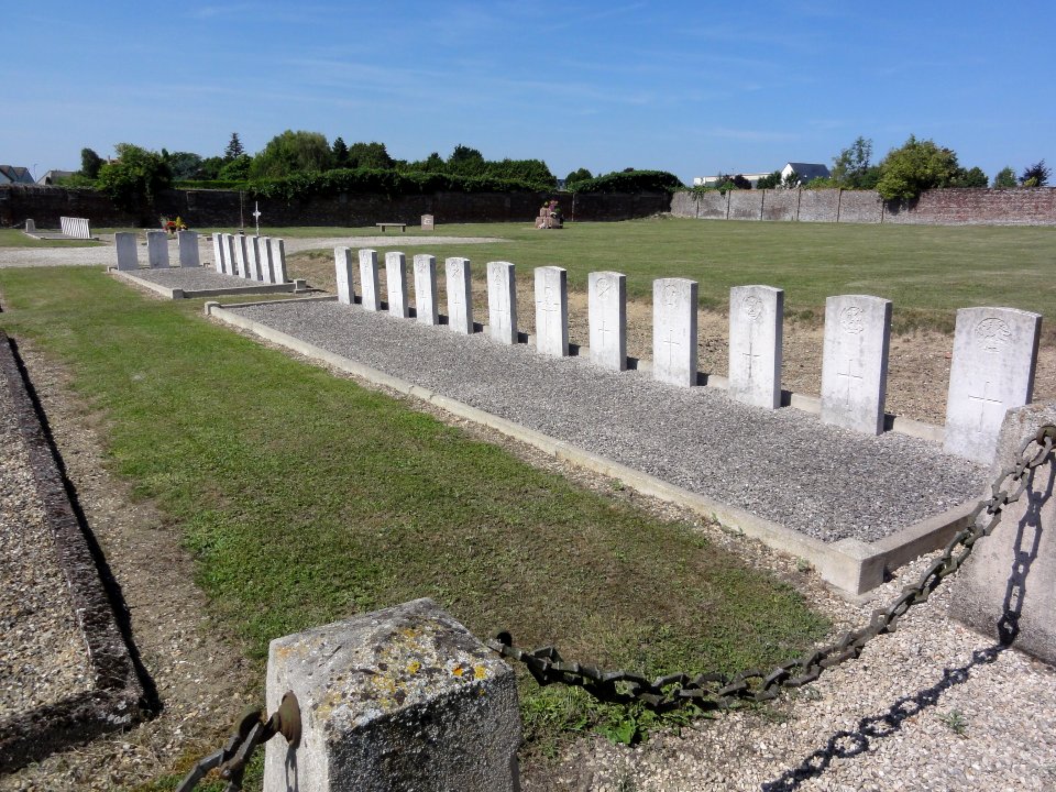 Ribemont (Aisne) cimetière, carré militaire, tombes CWGC