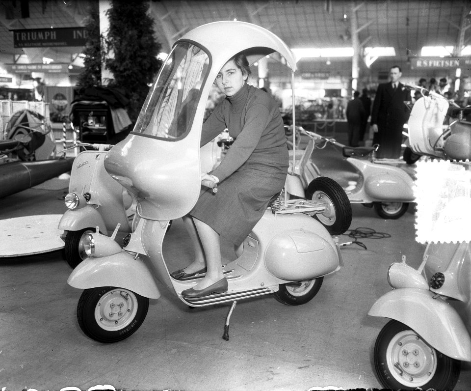 Rijwieltentoonstelling RAI Amsterdam. Vespa Scooter met paraplu, Bestanddeelnr 905-5733