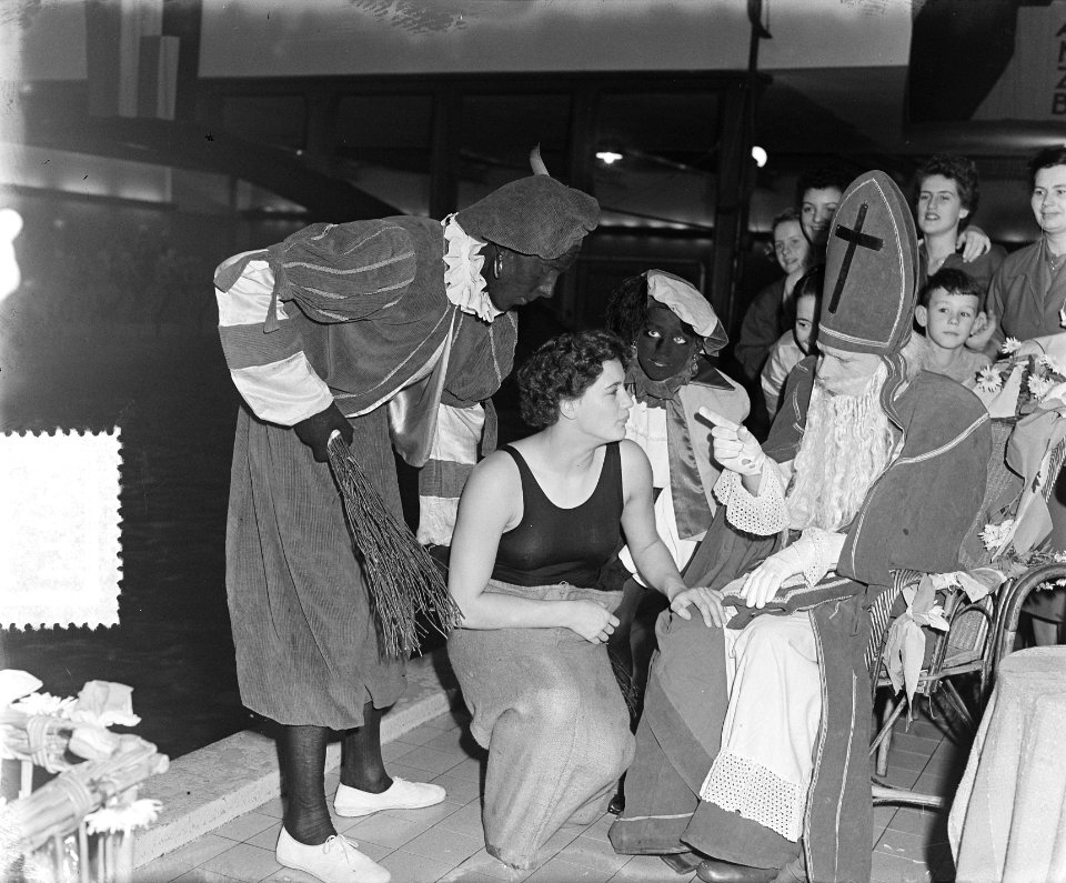 Ria Vonk in zak van Sinterklaas, Amsterdam, Bestanddeelnr 906-1414