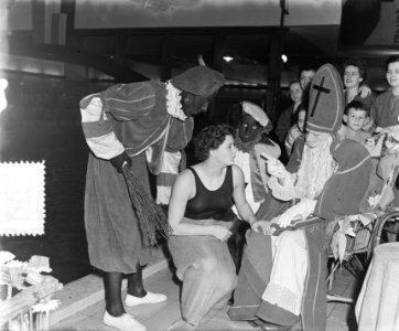 Ria Vonk in zak van Sinterklaas, Amsterdam, Bestanddeelnr 906-1414