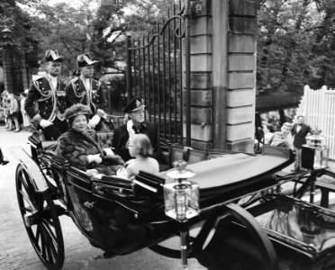 Rijtoer koningin Juliana en Prins Bernhard Den Haag, Bestanddeelnr 908-9664