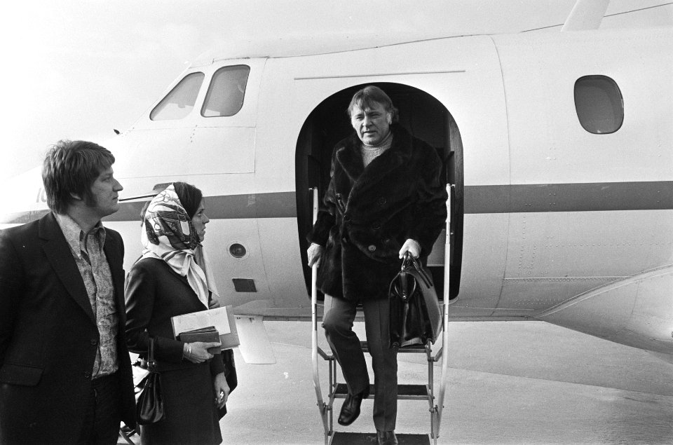 Richard Burton stapt met bagage in de hand uit het vliegtuig, Bestanddeelnr 924-3585