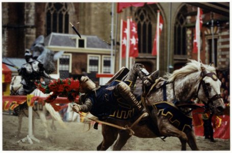 Ridder valt uit het zadel tijdens het toernooi op de Grote Markt i.v.m het 750-jarig bestaan van de stad. NL-HlmNHA 54036047