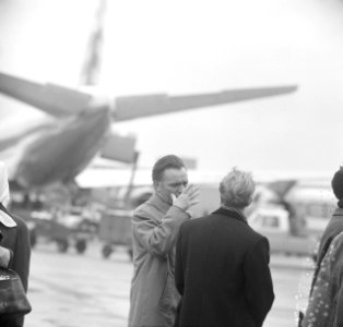 Richard Burton vandaag op Schiphol aan het filmen, scene opname op het platform , Bestanddeelnr 917-6917 photo