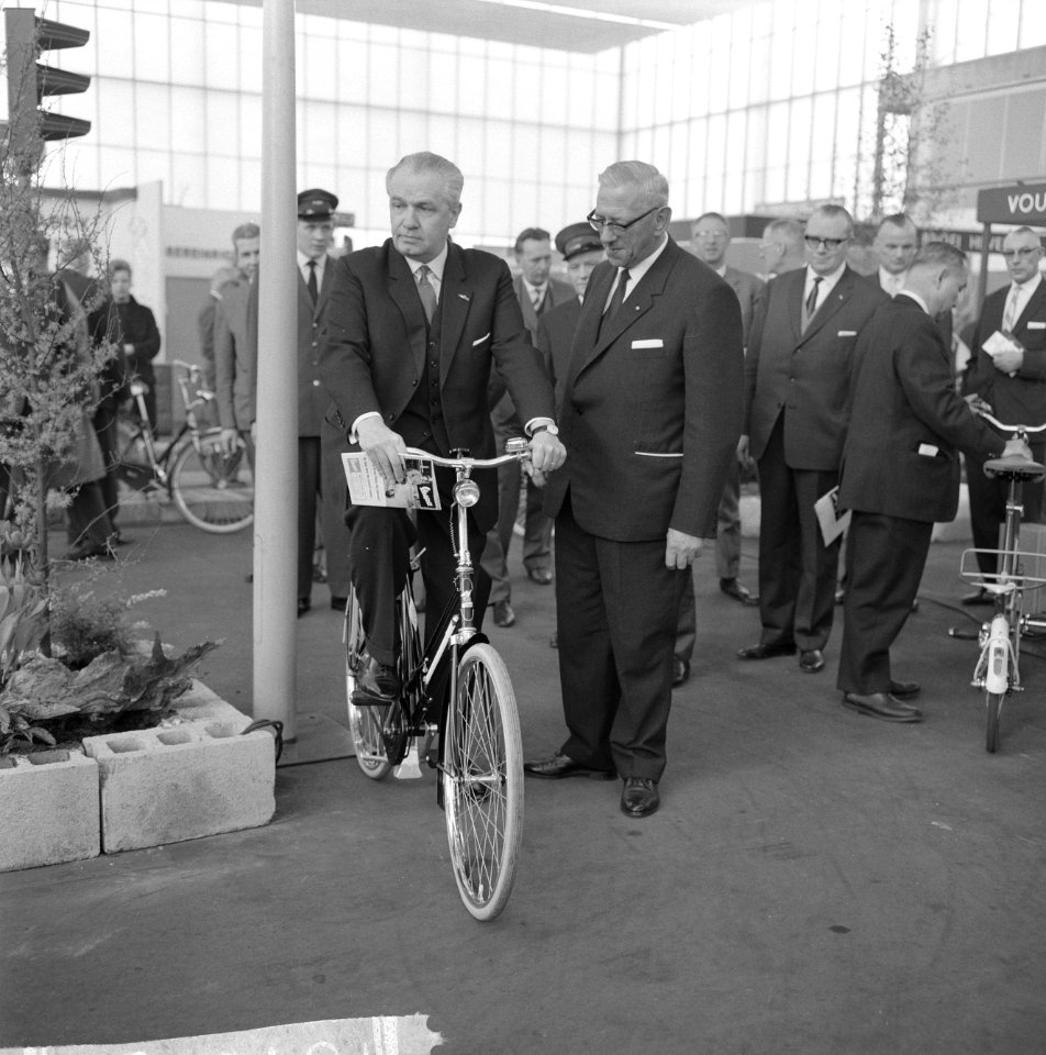 Rijwieltentoonstelling in de RAI door mr Van Thiel geopend, tijdens rondgang, Bestanddeelnr 916-1083