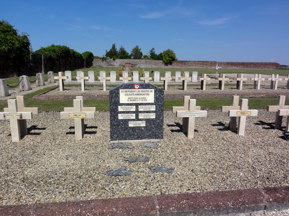 Ribemont (Aisne) cimetière, carré militiare 01