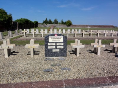 Ribemont (Aisne) cimetière, carré militiare 01