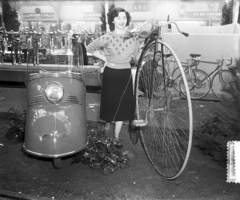 Rijwieltentoonstelling RAI Amsterdam. Scooter en oude fiets, Bestanddeelnr 905-5736