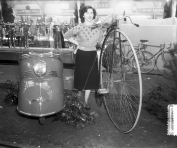 Rijwieltentoonstelling RAI Amsterdam. Scooter en oude fiets, Bestanddeelnr 905-5736
