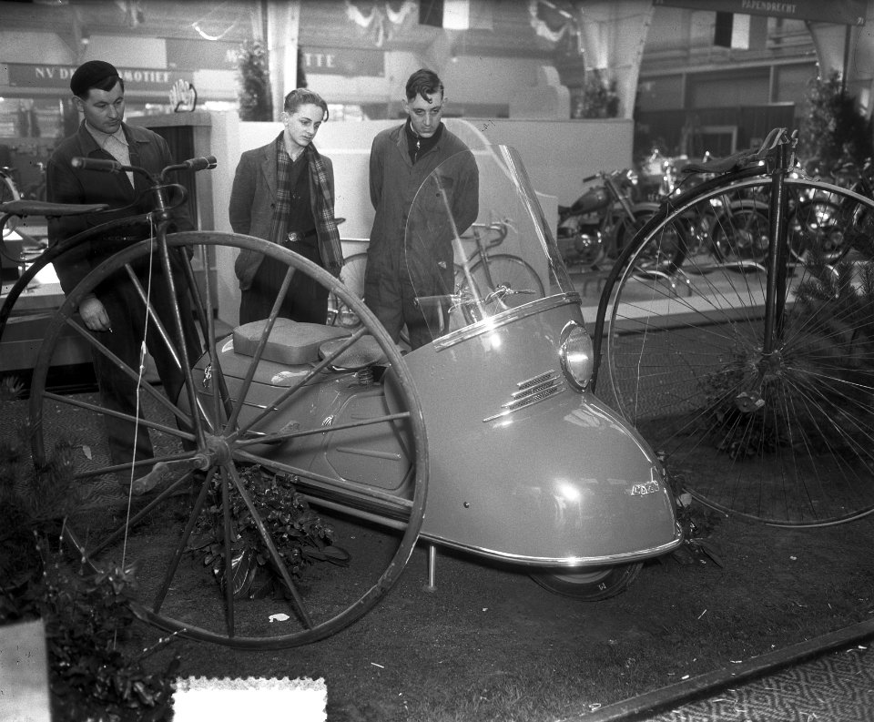 Rijwieltentoonstelling RAI Amsterdam. Scooter en oude fiets, Bestanddeelnr 905-5737