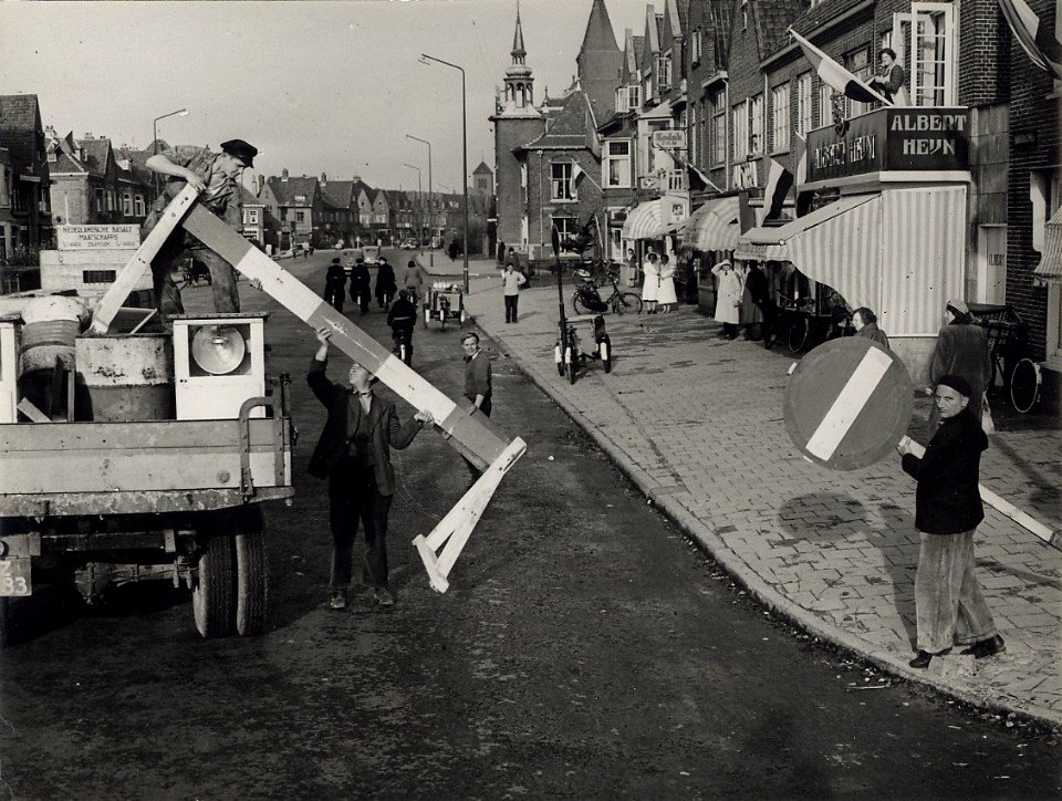Rijksstraatweg bij de hoek van het Soendaplein en de Floressstraat, ziende naar het Noorden. Aangekocht in 1977 van fotograaf C. de Boer. Identificatienummer 54-010615, NL-HlmNHA 54010615