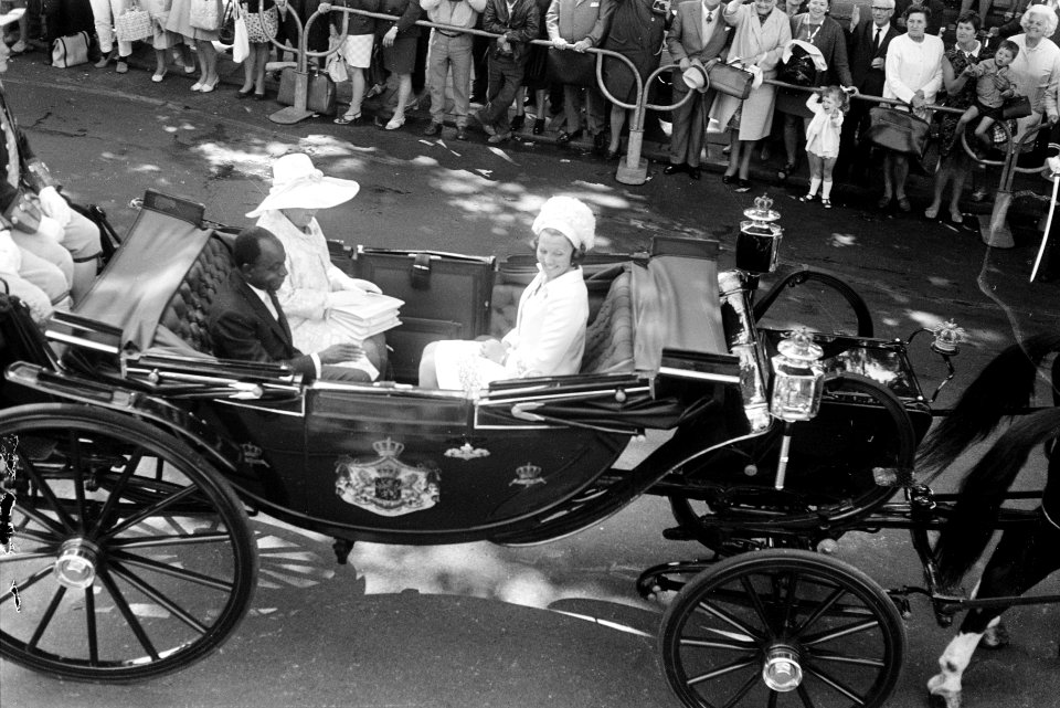 Rijtoer van Centraal Station naar het Paleis op de Dam calèche met prinses Beat, Bestanddeelnr 923-5651