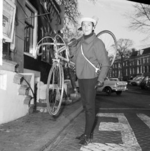 Rika Jansen op de racefiets, Rika Jansen op de fiets bij Thorbeckeplein, Bestanddeelnr 917-6025