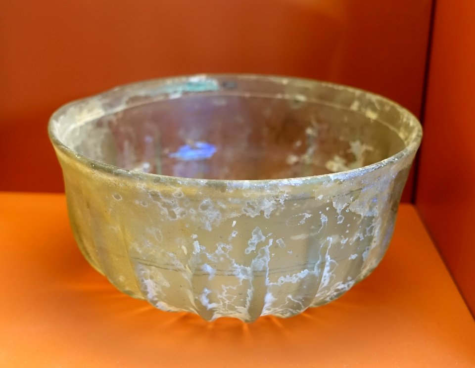 Ribbed bowl, Syria, c. 1st century AD, glass - Redpath Museum - McGill University - Montreal, Canada - DSC08165