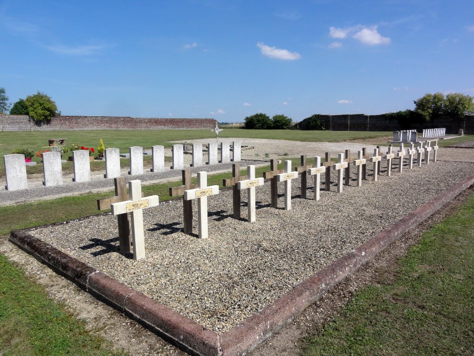 Ribemont (Aisne) cimetière, carré militiare 02