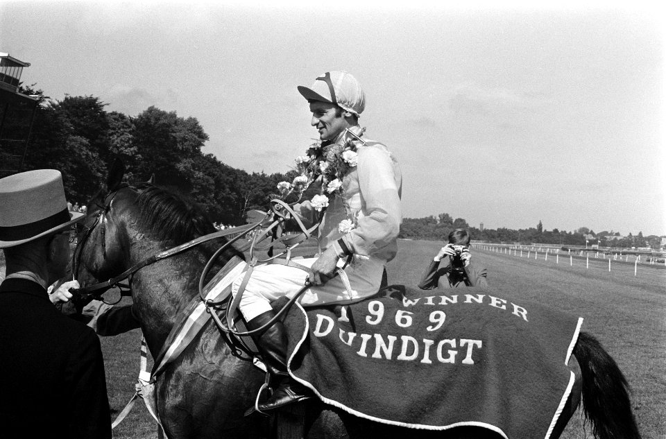 Rijder v.d. Kraats met bloemen op Joep, Bestanddeelnr 922-6227