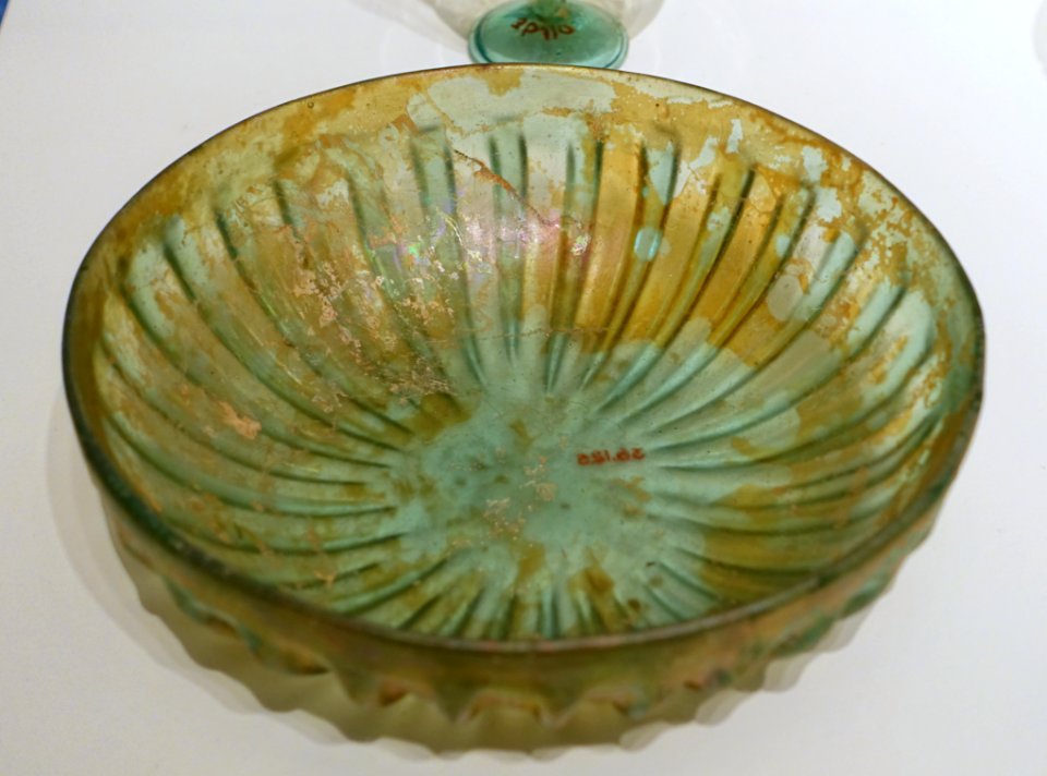 Ribbed bowl, Syrian, 1-150 AD, mold-pressed glass - Portland Art Museum - Portland, Oregon - DSC09002