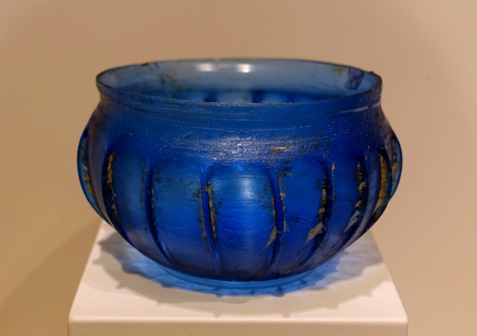 Ribbed bowl, Roman, 50 BC to 50 AD, free-blown blue glass - Sackler Museum - Harvard University - DSC01838