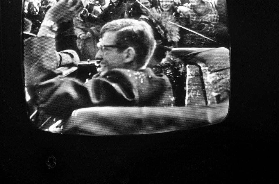 Rijtoer Prinses Margriet en verloofde door Den Haag vanaf televisie, Bestanddeelnr 917-5409