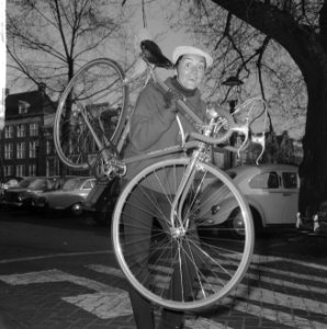 Rika Jansen op de racefiets, Rika Jansen op de fiets bij Thorbeckeplein, Bestanddeelnr 917-6024