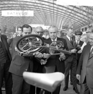 Rijwieltentoonstelling in de RAI door mr Van Thiel geopend, tijdens rondgang, Bestanddeelnr 916-1084