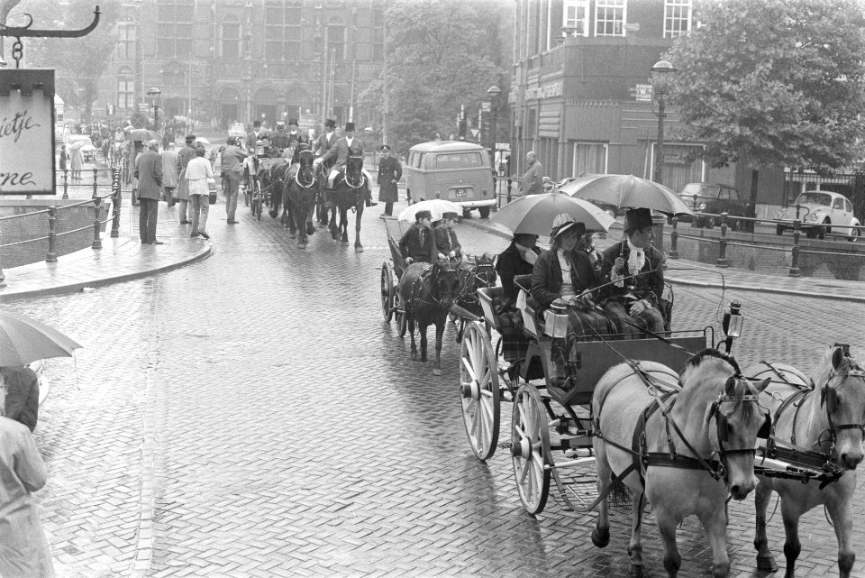 Rijtuigen passeren een gracht, Bestanddeelnr 924-6683