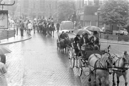 Rijtuigen passeren een gracht, Bestanddeelnr 924-6683