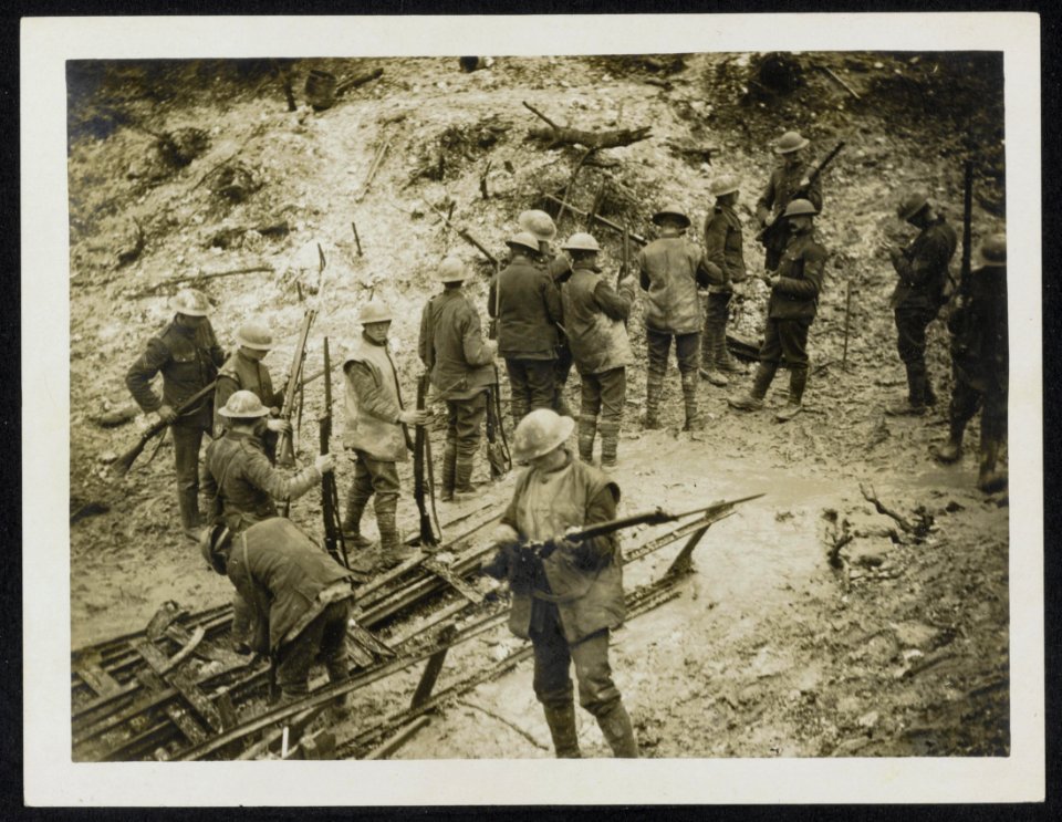 Rifle inspection after being relieved from the front line, Bestanddeelnr 158-0995