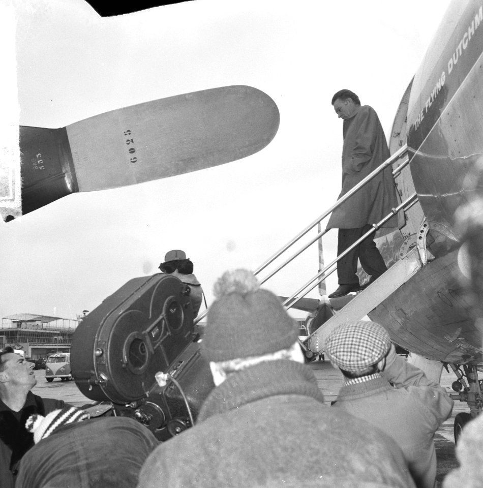 Richard Burton vandaag op Schiphol aan het filmen, scene opname op het platform , Bestanddeelnr 917-6920