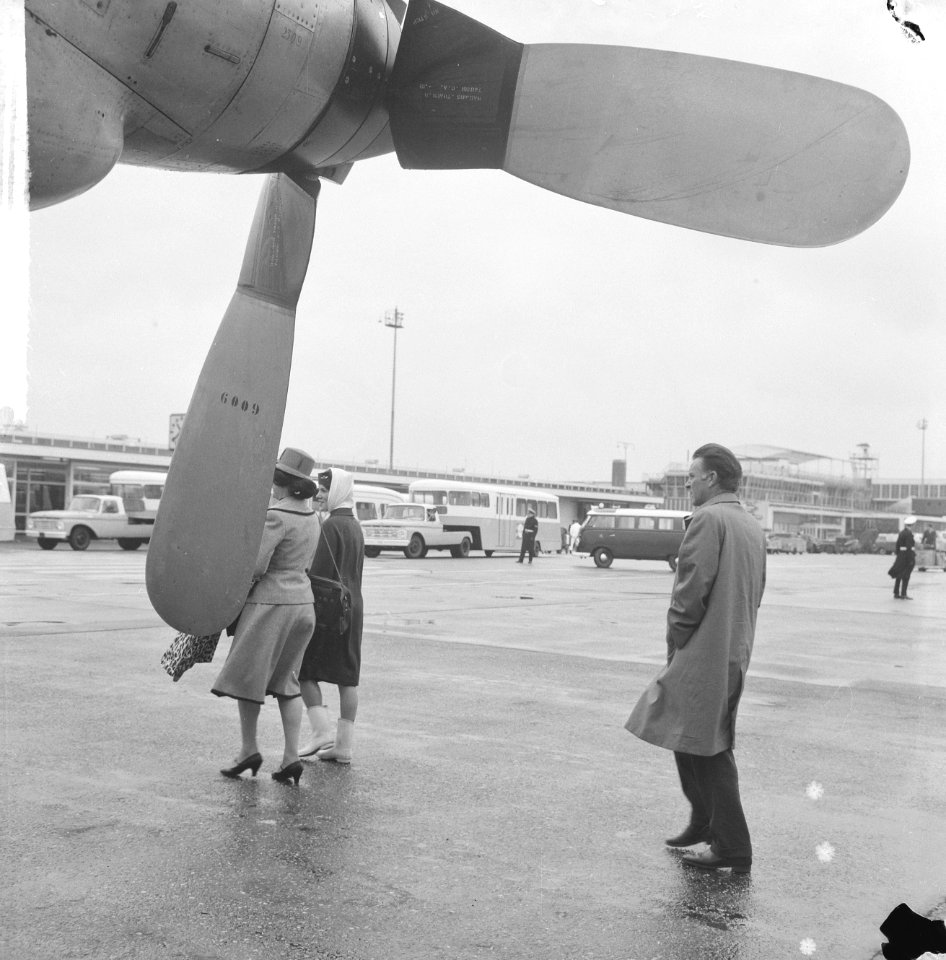 Richard Burton vandaag op Schiphol aan het filmen, scene opname op het platform , Bestanddeelnr 917-6913