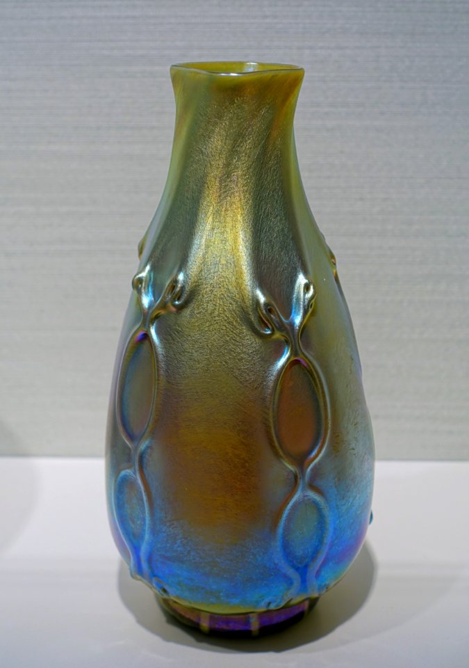 Ribbed vase, Louis Comfort Tiffany, c. 1903, glass - Hessisches Landesmuseum Darmstadt - Darmstadt, Germany - DSC00877