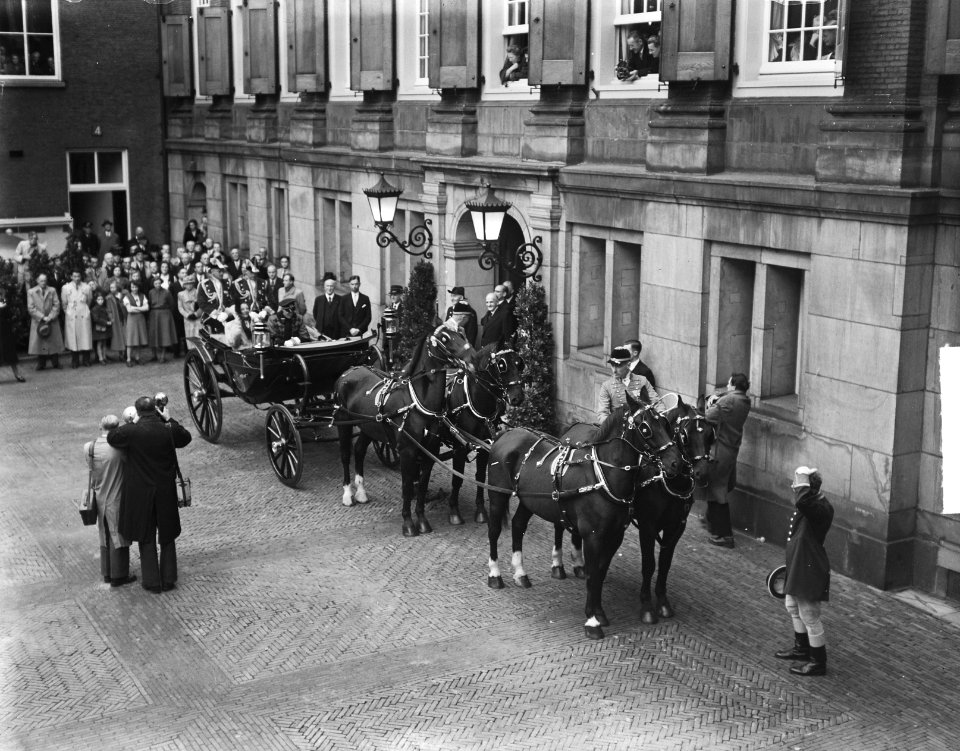 Rijtoer bij Amsterdams stadhuis, Bestanddeelnr 903-6753