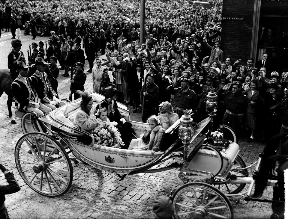 Rijtoer van het koninklijk paar en de oudste drie prinsesjes in de Crême Calèche, Bestanddeelnr 900-0063