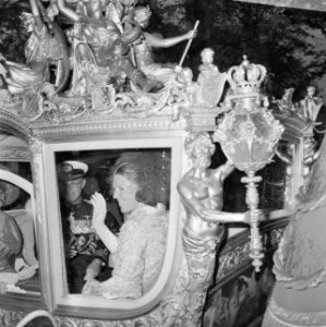 Rijtoer Koninklijke Familie van Ridderzaal naar Korte Voorhout Prinses Beatrix, Bestanddeelnr 923-8445