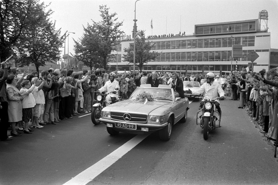 Rijtoer door Amsterdam andere spelers in autos, Bestanddeelnr 927-3139