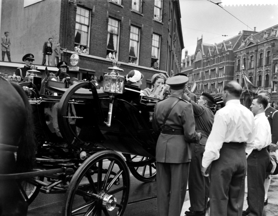 Rijtoer door Den Haag. Koningin Juliana krijgt iets aangeboden in een volksbuurt, Bestanddeelnr 909-8544