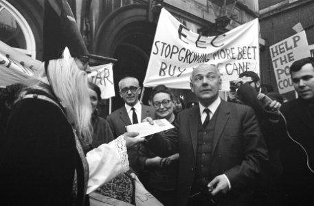 Rietsuikeractie 1968 de demonstranten op het Binnenhof Den Uyl krijgt zakje met , Bestanddeelnr 921-9098