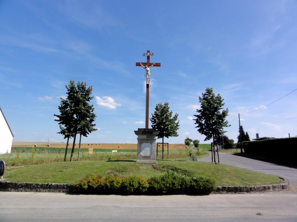 Ribemont (Aisne) croix de chemin Ribemont-Lucy