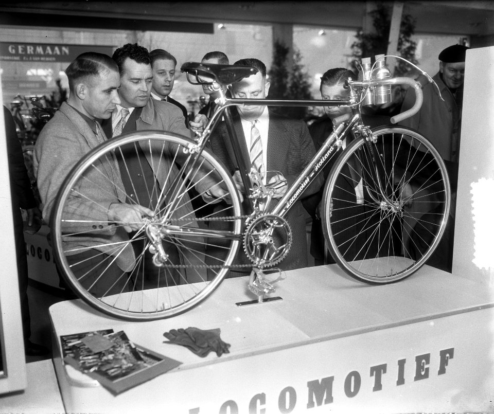 Rijwieltentoonstelling RAI Amsterdam. Racefiets wordt bekeken door Van Est , Sle, Bestanddeelnr 905-5731