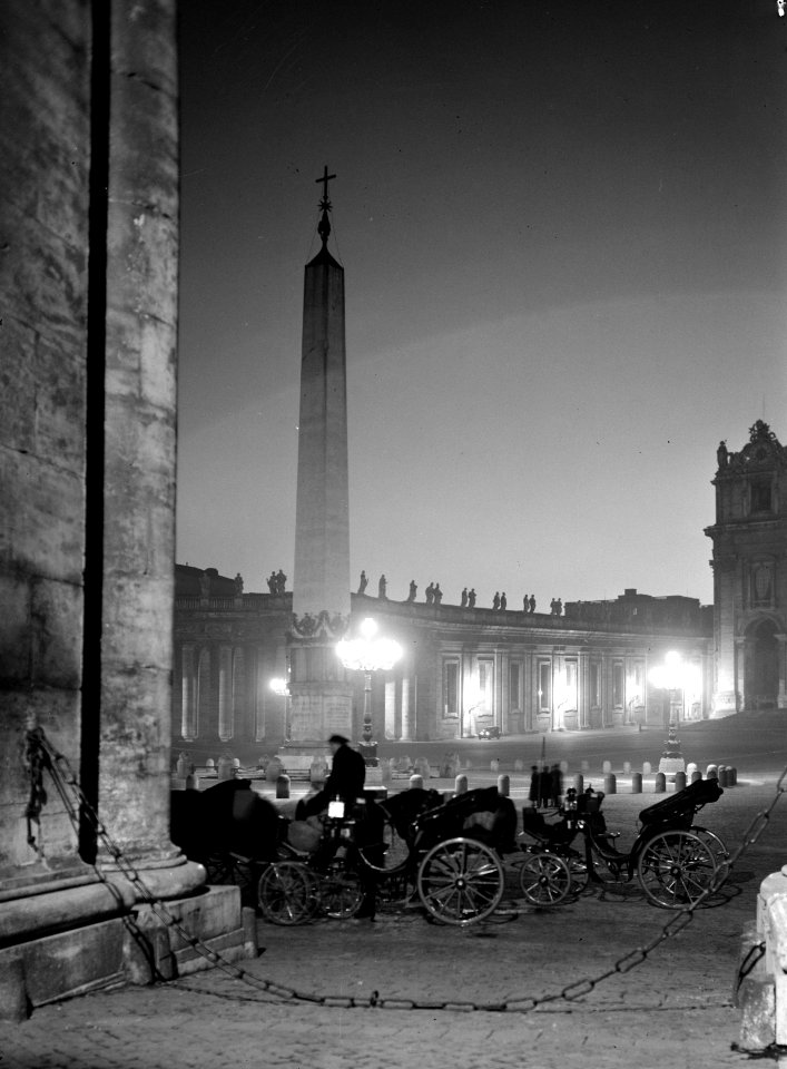 Rijtuigen voor de Egyptische Obelisk op het Sint-Pietersplein in de schemering, Bestanddeelnr 252-1750