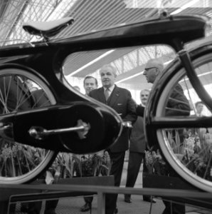 Rijwieltentoonstelling in de RAI door mr Van Thiel geopend, tijdens rondgang, Bestanddeelnr 916-1082